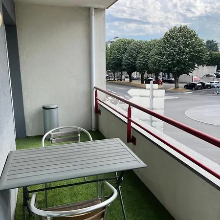 Charmant Appartement La Roche Sur Yon Exterior photo